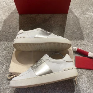 Valentino skor - Hej! Säljer nu mina skor från märket Valentino, storlek 39, bra skick, givetvis äkta. Tveka inte på att höra av dig om du har frågor eller funderingar kring skorna! 