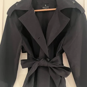 Svart trenchcoat från Stradivarius - Jättefin inte använd många gånger