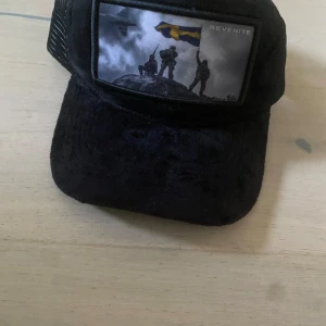 Svart Revenite keps limited edition - Säljer denna svarta revenite kepsen som är stilren men också limited edition. Det finns alltså bara ett x antal kepsar som denna. Är flexibel vid pris. Bara att skicka dm vid frågor. Använd några få gånger.