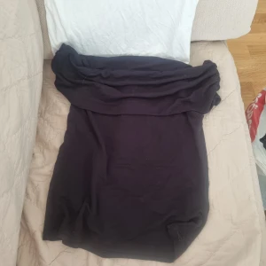 Paket med två offshouldertoppar - Paket med 2 offshouldertoppar, en svart och en vit imjukt bomullstyg. Perfekt för dig som gillar en stilren och enkel look med en twist. Storlek L. Nypris för båda 240 kr, mitt pris 100 för båda. Endast testade!