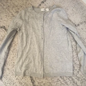 Ljusgrå kofta från H&M - Jättefin kofta som passar till allt. Den är anv Max 3 gånger och är i storlek 134/140