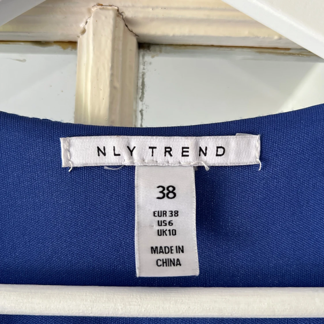 Blå omlottklänning från NLY Trend - 1