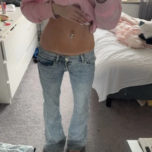Lågmidjade ljusblå jeans - Säljer ett par riktigt snygga jeans i ljusblå som jag sytt lågmidjat själv med symaskin. Modellen är bootcut. Dom är lite slitna men inget man ser t dom sitter på, se sista bilden. Midjemått: 34 innerbenslängd: 86 midjehöjd: 18🥰