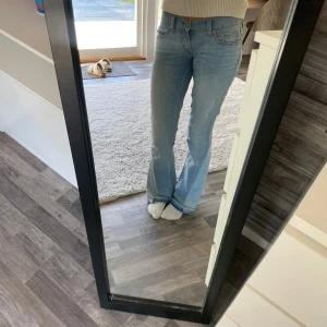 Ljusblå bootcut jeans - Säljer nu mina lågmidjade bootcut jeans . Det är ett par ljusblåa Levi’s jeas som är omsusa till bootcut. 