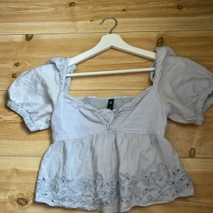 Blå topp - Ljusblå topp med broderligare från zara!!