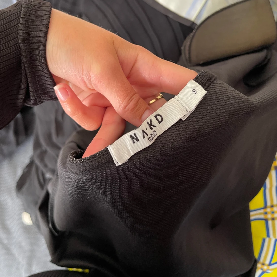 Svart glittrig one shoulder-klänning NA-KD - 2