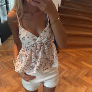 Mönstrat linne  - Säljer detta sååå söta broderade linne från subdued 🥰🥰🥰