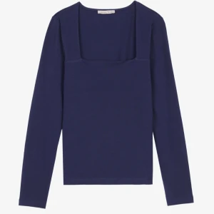 Mörkblå långärmad topp Anna Field - Mörkblå långärmad topp från Anna Field med fyrkantig urringning. Snygg och enkel design i mjukt bomullsmaterial som sitter figurnära. Perfekt att styla med både jeans och kjol för en clean look. Säljer den då den inte passar mig och returtiden är passerat.