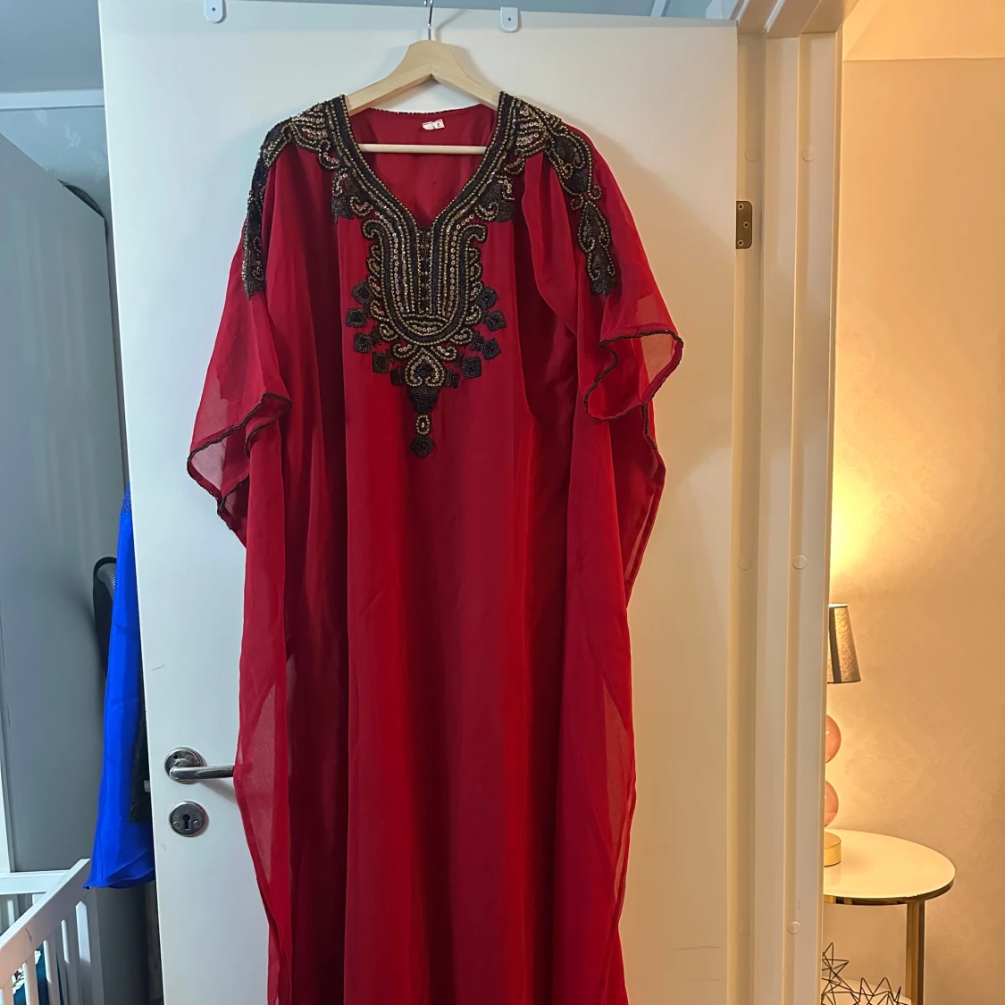 Röd onesize långklänning med broderier