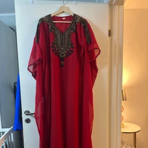 Röd onesize långklänning med broderier - Den är använd få gånger och super fin.
