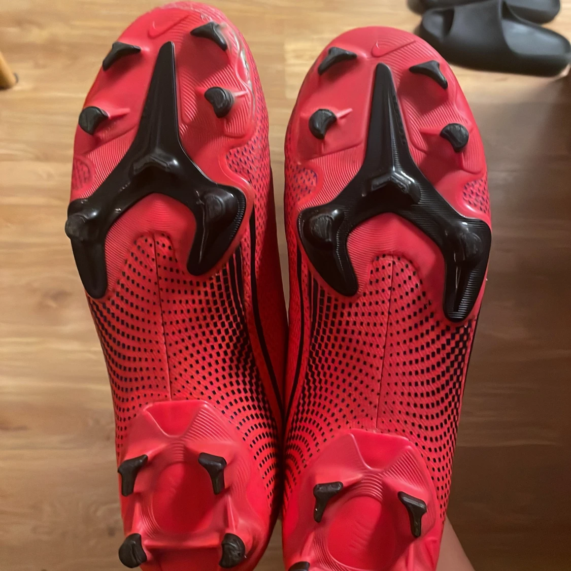 Nike fotbollsskor i neonröd, stl 43 - 2