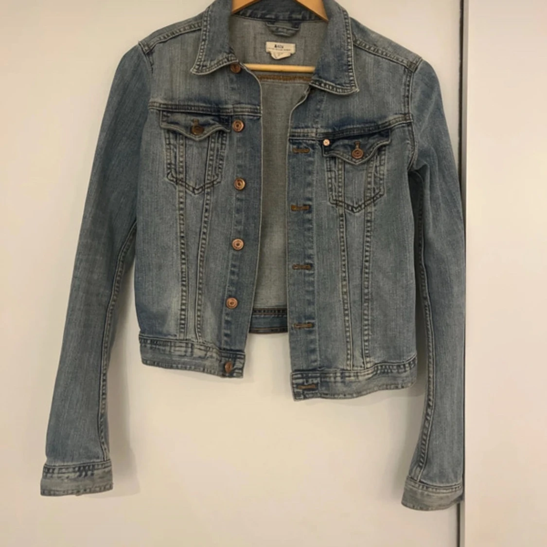 Klassisk ljusblå jeansjacka