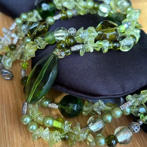 Unikt och vackert handgjort halsband! - Unikt och vackert handgjort 3-layerhalsband med gröna glasstenar i olika former. Längd: 40 cm. I nyskick. 