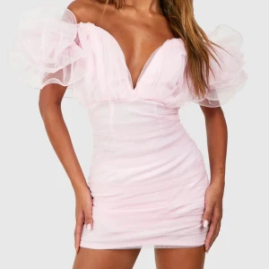 Rosa tyllklänning från Boohoo - Supersöt kort rosa klänning i tyll från Boohoo med djup v-ringning och stora puffärmar. Säljs helt ny och oanvänd med prislapp då den är för liten på mig, storlek 10 (38). Den köptes för 1000kr, säljer den för 450kr🫶🏽