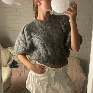 Grå stickad Softgoat tröja - Säljer denna populära och supermysiga tröjan från soft goat, använd fåtal gånger jättefint skick❤️
