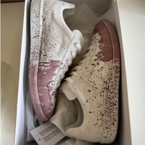 Maison Margiela Paint Splatter - Maison Margiela Paint Splatter.                                     Skick 10/10 använda en gång.                                       Äkthetsbevis samt box o dustbags ingår.                   Pris går såklart att diskutera!                                         Vid fler funderingar tveka inte på att slå en signal!         /VS