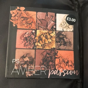 Amber Passion ögonskuggspalett PS - Amber Passion ögonskuggspalett från PS med 9 nyanser i varma toner som orange, guld, champagne, brons och brunt. Paletten innehåller både matta och skimrande skuggor med namn som Sunrise, Burn och Aura. Perfekt för att skapa kreativa och intensiva ögonlooks.