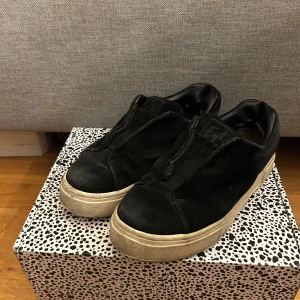 Svarta sneakers från Eytys i mocka - Skor från eytys med kvitto och låda. Köpta på nk år 2021 och används inte längre. Tyvärr är dustbagen borta. De är lite skadad på utsidan pga slitage men det är ingenting man tänker på. Insidan är dock ganska sliten vid hälen men detta syns inte när man har på sig skorna! 🩷(lila detalj på baksidan av skon, bilderna fick ej plats) 