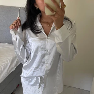 Silkes skjorta - Vit silkes skjorta som är OTROLIGT skön och len, den passar både s och m🥰