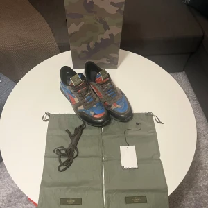 Valentino Rockrunners - Äkta och allt orginal följer med samt tag från butik. 