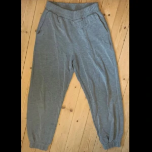 Mjukisbyxor Oysho - Grå mjukisbyxor från Oysho i storlek M. Avslappnad passform med resår i midjan. Nypris ca 400 kr.