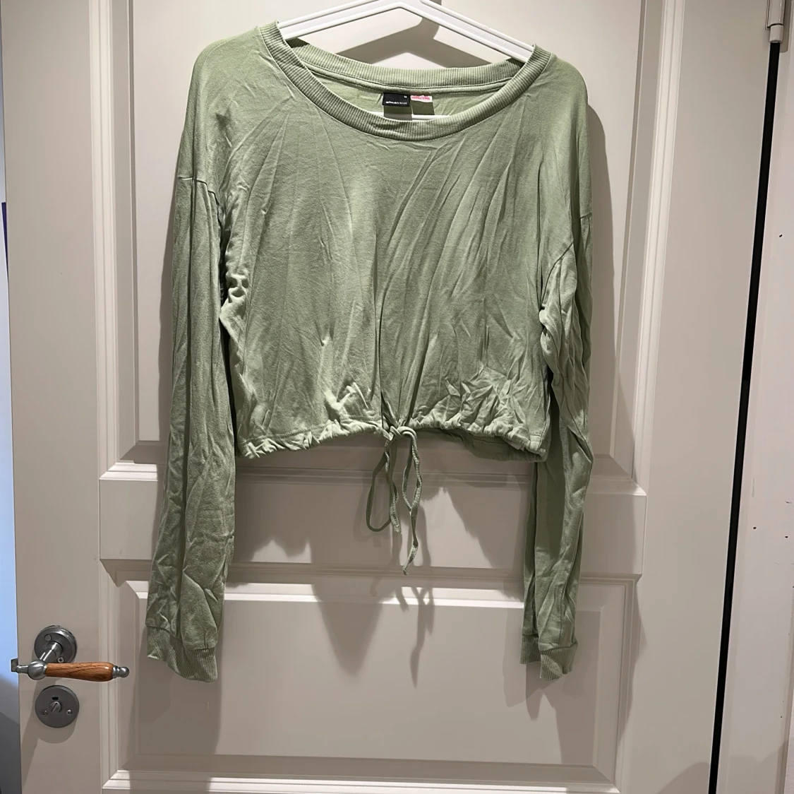 Ljusgrön croppad tröja med snörning