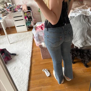 Levis bootcut jeans i ljusblå denim - Säljer ett par klassiska Levis jeans i ljusblå tvätt med bootcut-ben och normal passform.  Levis-logga på bakfickan. Lite slitningar som visats på sista bilden. Pris kan diskuteras kom även gärna med prisförslag och frågor!💕 inte säker på storleken men skulle gissa på s-m