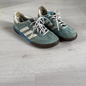Adidas spezial  - Turkosa Adidas spezials storlek 42 till billigt pris, köpta för fullpris men säljs för endast 199kr, skicket är okej utvändigt, men invändigt är de lite trasigare därav priset.
