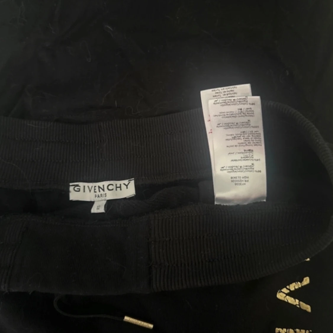 Svart Givenchy kjol med guldtext och matchande tröja - 2