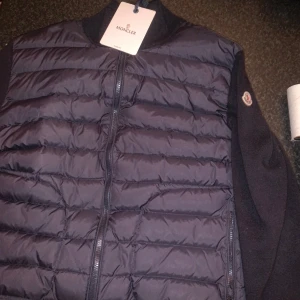 Mörkblå cardigan  - Dags o sälja av lite kläder, säljer nu denna oanvända moncler cardigan som enbart hängt i garderoben. Pm för mer bilder! 