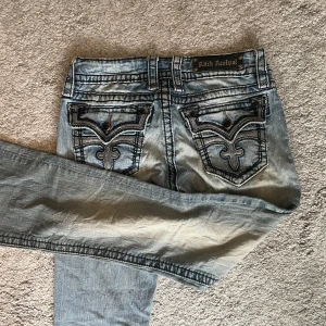 Rock Revival Bootcut jeans - Storlek 29. Midjemått ca 35cm. Innerbenslängd ca 70cm