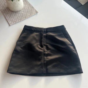 Svart kjol - Svart kostymkjol i mycket bra skick. Inga hål eller fläckar. Kolla gärna in mina andra annonser och köp gärna bundle och få extra rabatt🫶
