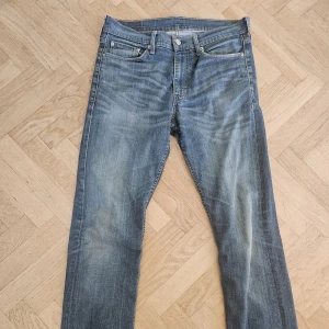 Levi's jeans  - Klassiska Levi's jeans, storlek 32/32. Lite slitna längst ner på benen annars är dem som nya. Skriv vid minsta fråga!