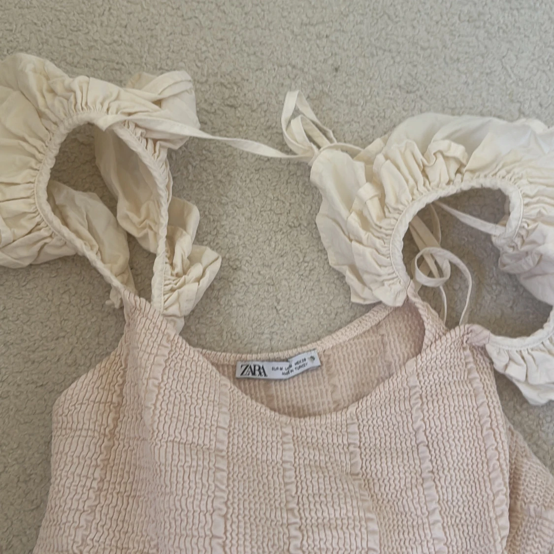 Beige volangtopp från Zara - 1