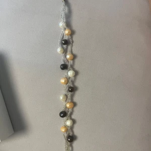 Armband  - Pärlarmbandet - 30 kr,  guld armbandet - 10kr