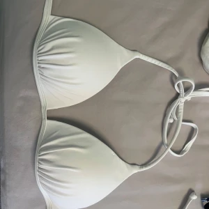 Bikini - Vit jätte fin bikini med lite push 