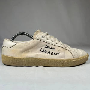 Saint Laurent  - Feta Saint Laurent skor. Skorna har beige sula med handskriven text på sidan utav skorna. Perfekta för dig som gillar trendig stil. Nypris 4000+ mitt pris 2699. Dustbag ingår. Fråga om du har frågor eller funderingar.