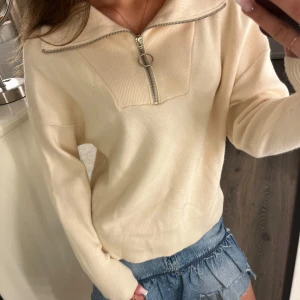 Beige stickad half zip-tröja Vero Moda - Superfin beige stickad tröja från Vero Moda med half zip och krage. Aldrig använd så den är i mycket nytt skick! :) väldigt bekvämt material och den sitter jätte fint på! 