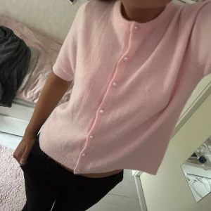 Söt rosa kofta💗 - Jättesöt rosa kofta!!💗Kortärmad och skönt material!! Fin färg som passar perfekt till sommaren!!🌸Aldrig använd, skriv för frågor☺️☺️
