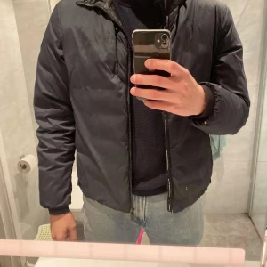 Sail Racing Polar Jacket stl M - Säljer min killes sail racing jacka som jag köpte till honom för 4499kr