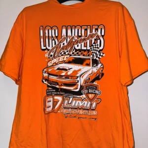 T-shirt med tryck  - Använd 1 gång. Stl S men passar även m/L 
