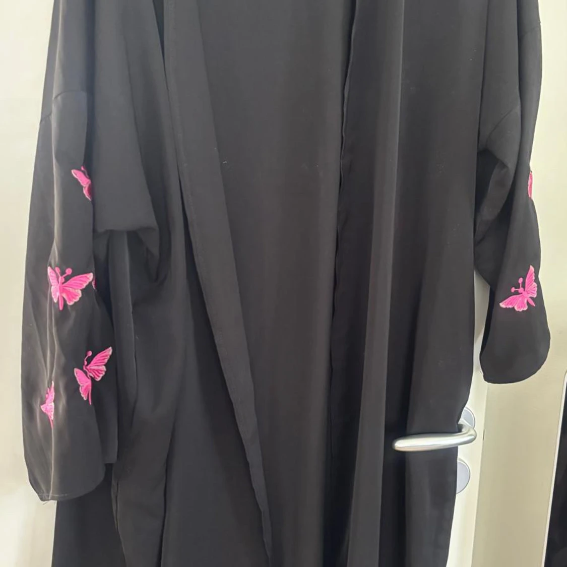 Svart långklänning med broderade fjärilar, Storlek Onesize 36/46 passar! - 2
