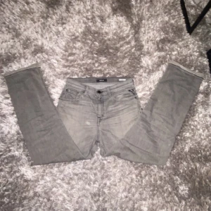 Grå Replay jeans  - Snygga grå jeans från Replay. Säljer de för 500 då det aldrig används. Skick 9/10 knappast använda. Kom privat för mer info och bilder👊🏽💪🏽