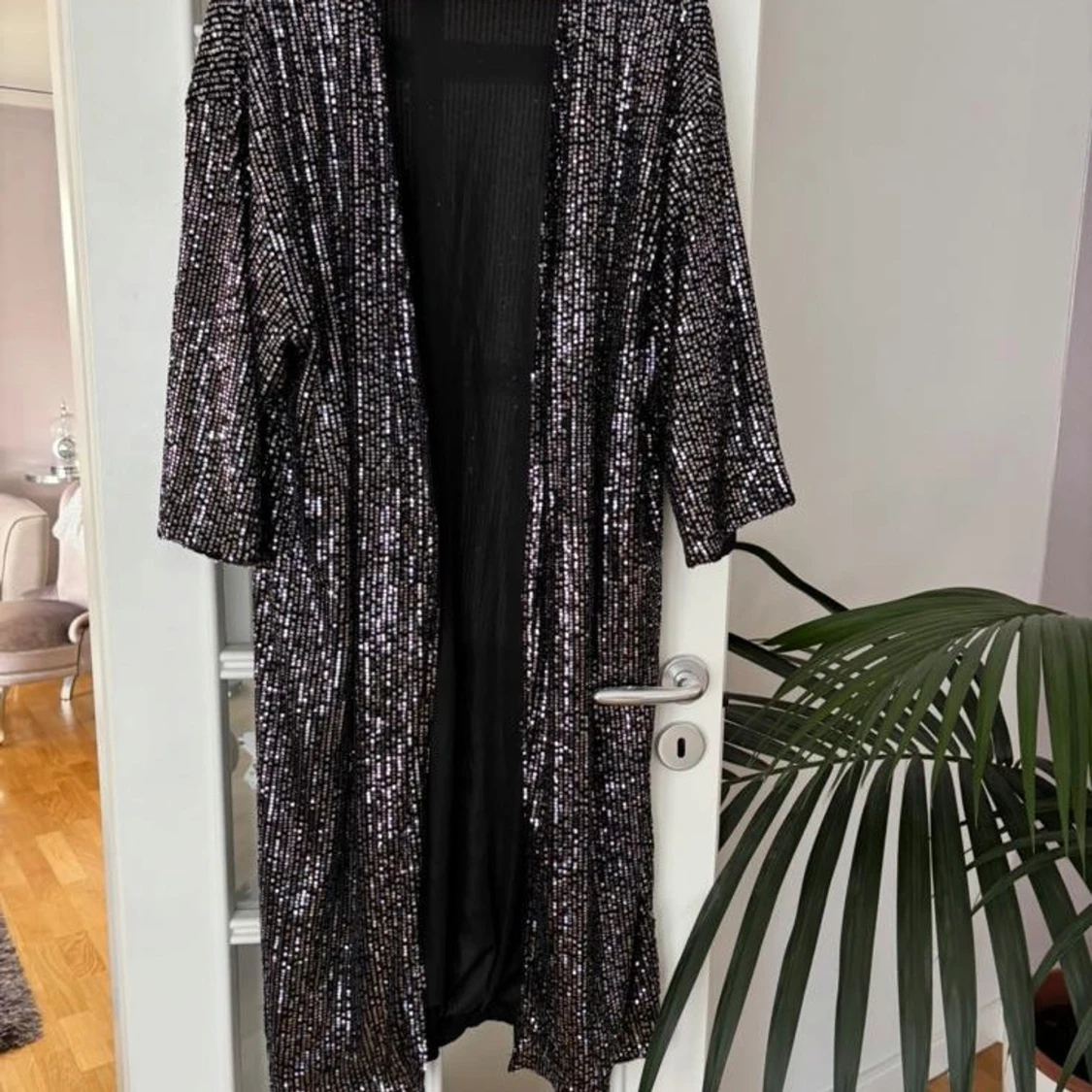 Svart paljettkappa med glittrig look, Storlek 44-46