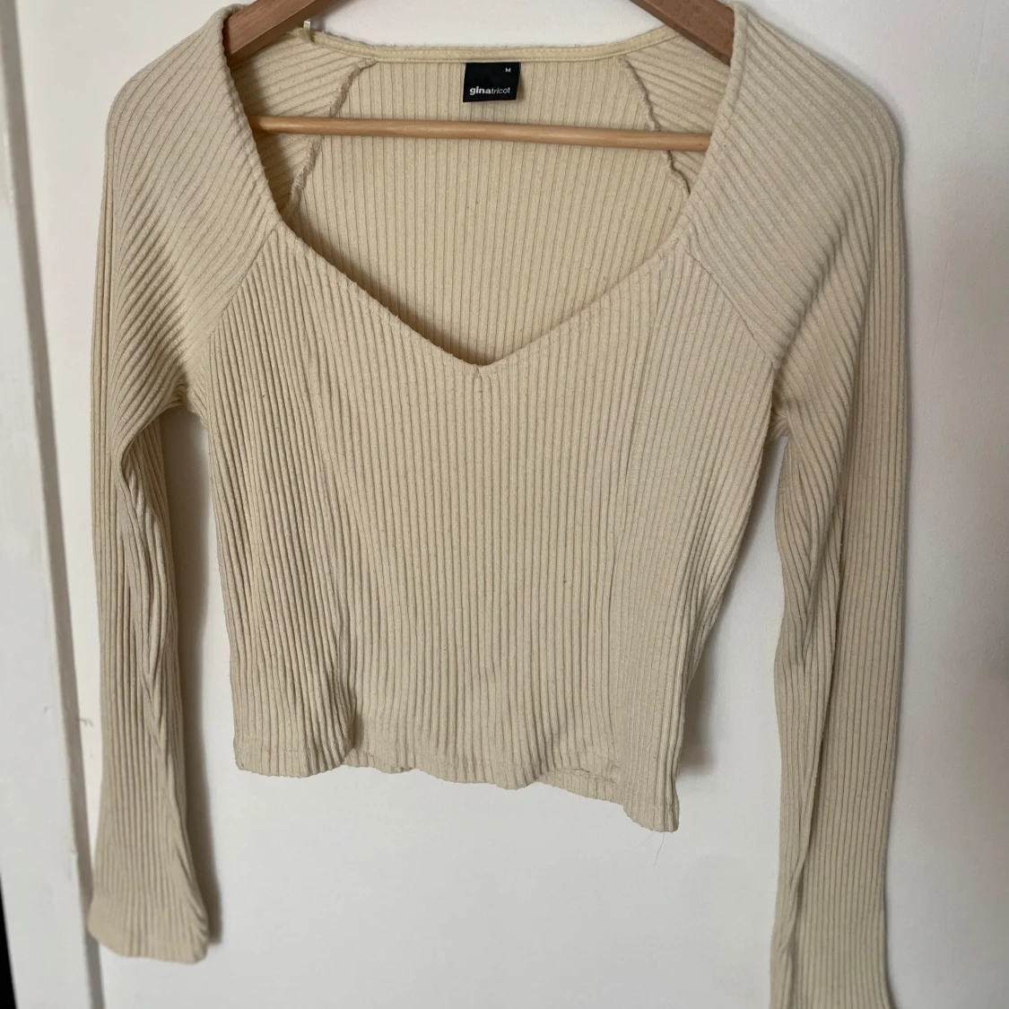 Ljusgul ribbad tröja från Gina Tricot