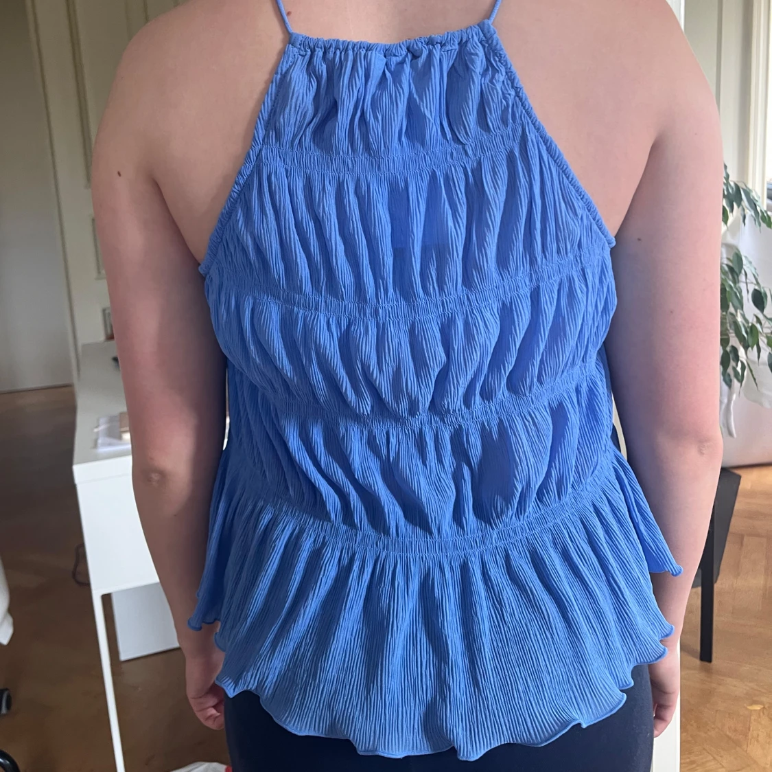 Blå plisserad linnetopp med volang - 3