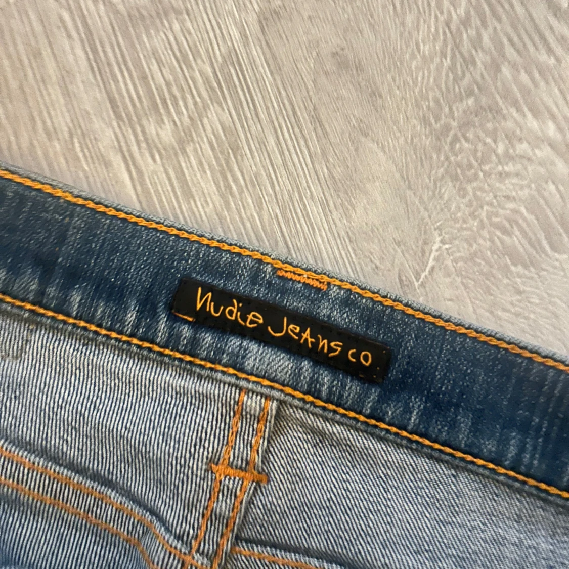 Blå low waist jeansshorts från Nudie Jeans - 4