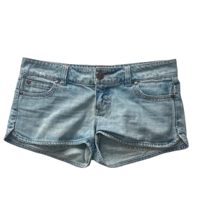 lågmidjade shorts - så fina jeansshorts från Only, säljer då dom inte passade mig 🩷 midjemått: 44 cm