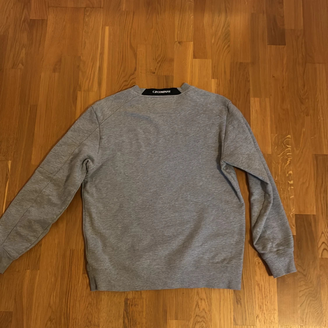 Grå sweatshirt från C.P. Company - 1