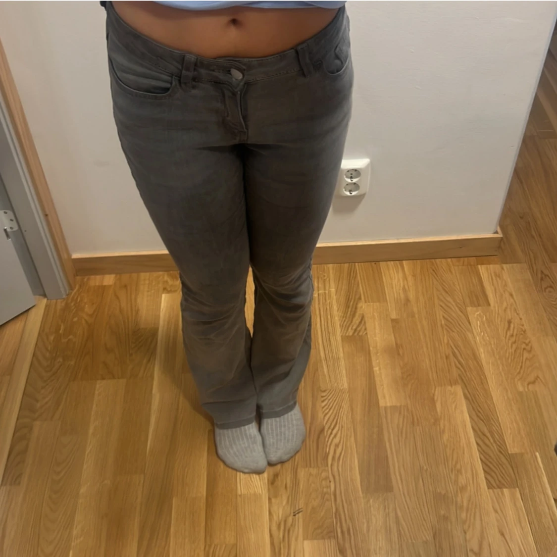 Grå bootcut jeans med låg/medel midja